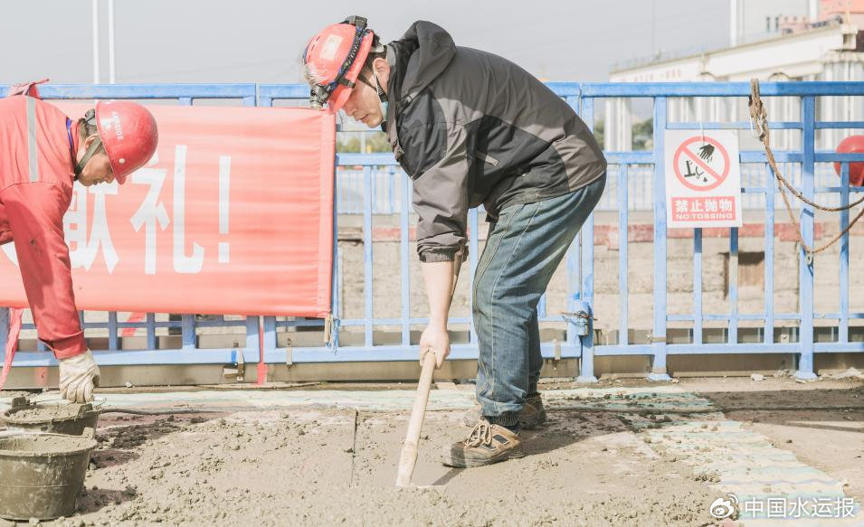 图 三号闸大修，闸面护坎拆除后混凝土回填浇筑
