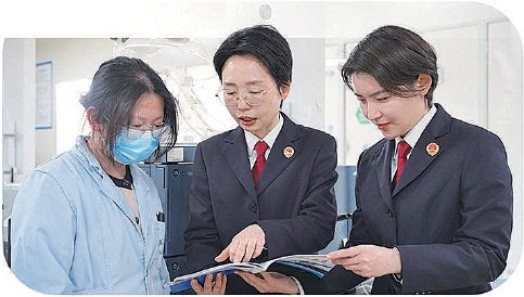 今年2月，江苏省泰州医药高新技术产业开发区检察院检察官走进中国医药城某知名药企提供法治服务。