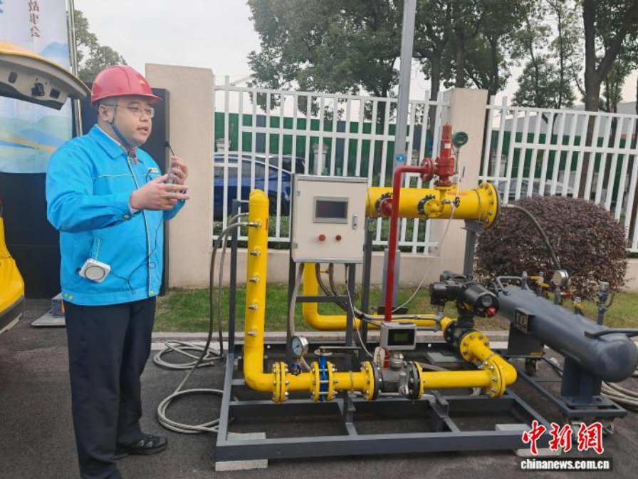 ▲ 江苏常熟公司天然气门站工作人员介绍该站一批贴近实际需求的专利设备与小革新成果（张文晖 摄）