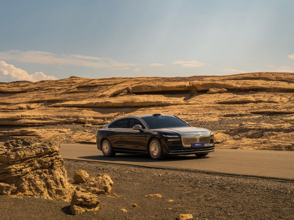 岚图汽车追光L新车上市 搭载新一代华为乾崑智驾和鸿蒙座舱