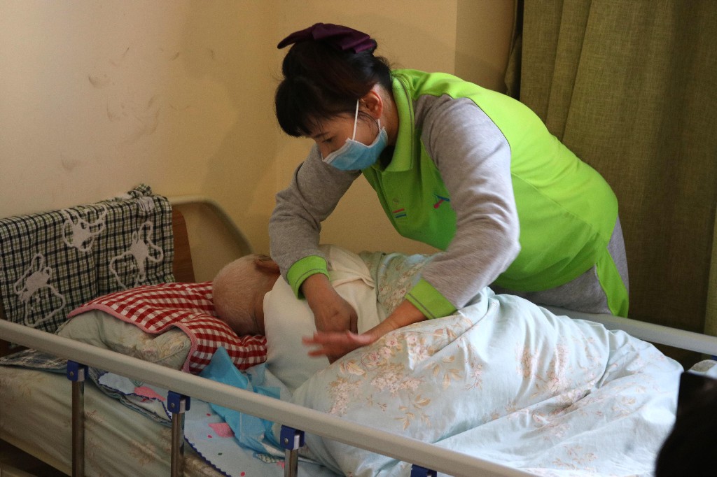 图：专业人员照护失能老人