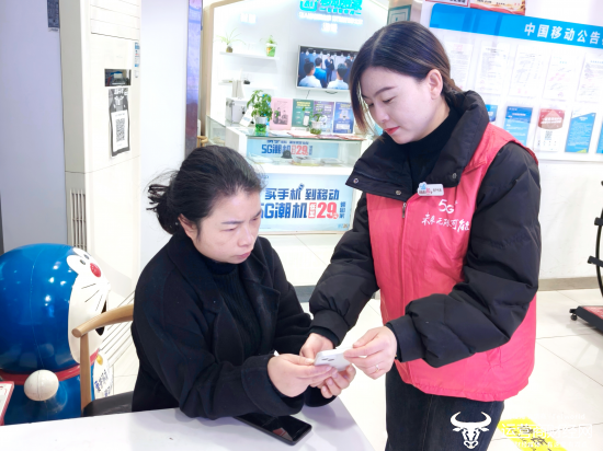 (移动工作人员向用户介绍“英山林碳”小程序)