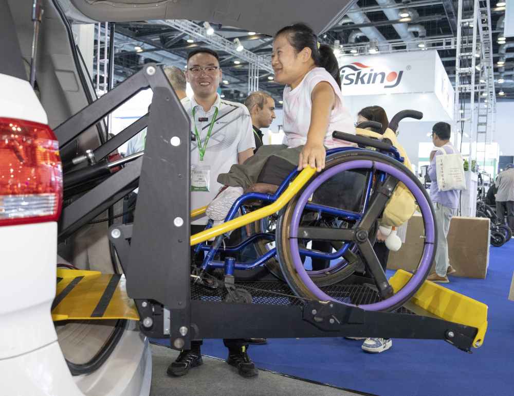 △参观者在2025中国国际福祉博览会暨中国国际康复博览会上体验尾门式升降机