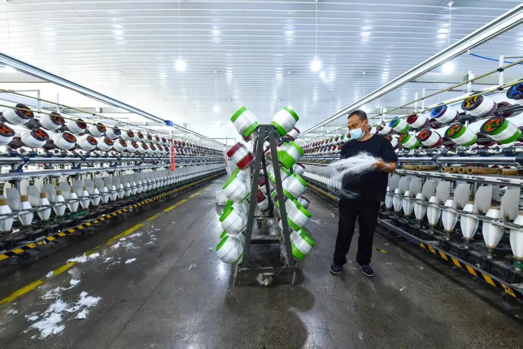 奈曼玻璃纤维制品生产线车间织就产业就业双动能。张启民 摄