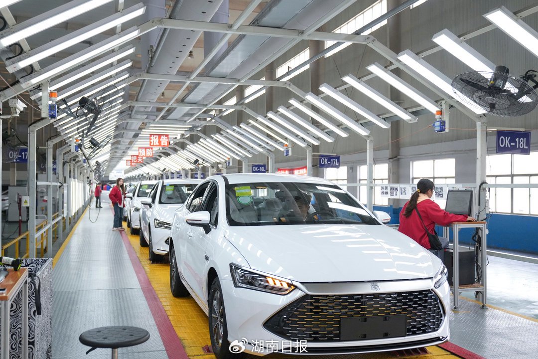 比亚迪长沙基地总装车间，工人在新能源汽车生产线上忙碌。湖南日报全媒体记者 辜鹏博 摄​