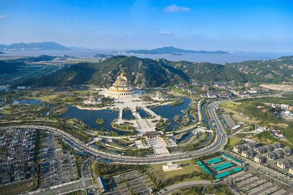 旅客在“海岛快巴”上俯瞰舟山群岛