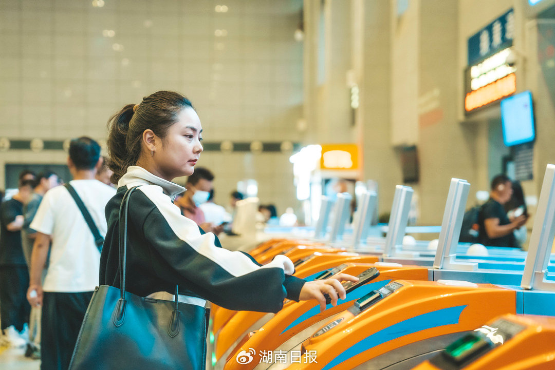 长株潭城际铁路长沙站，旅客在使用长沙地铁APP扫码进站。​