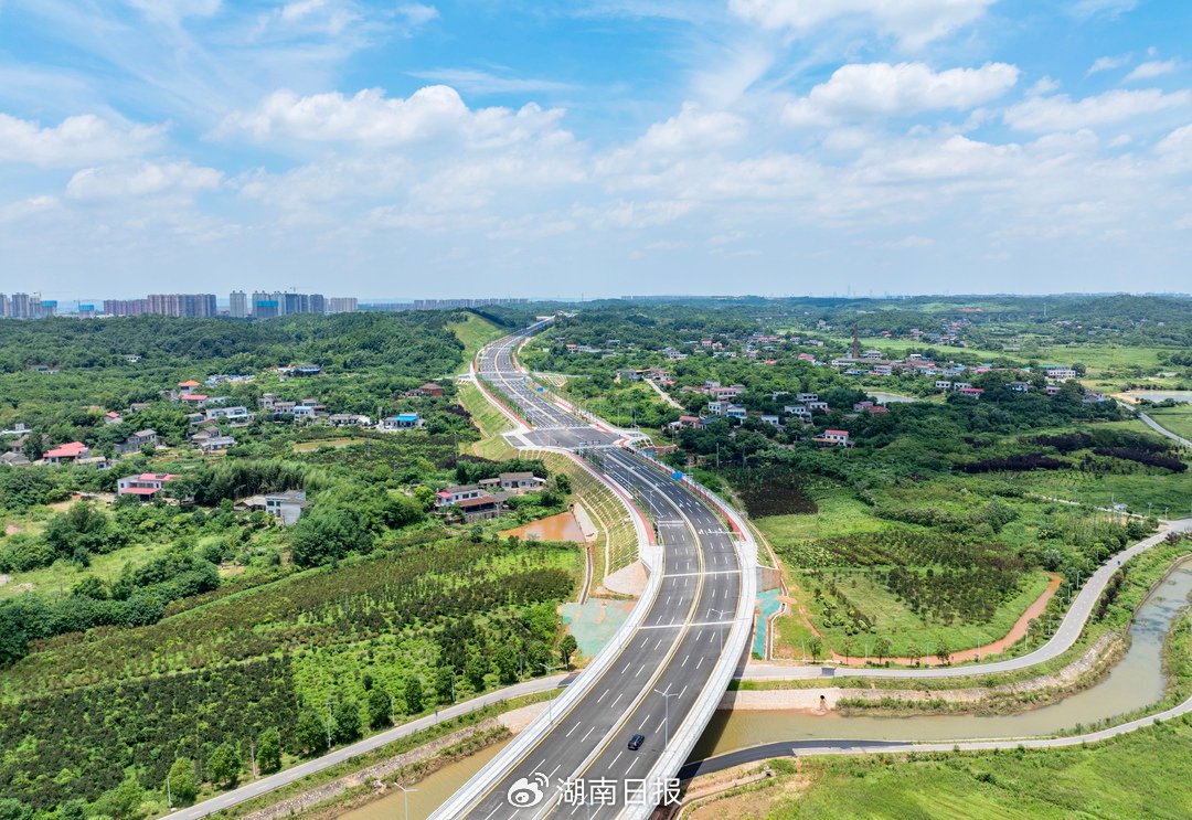2024年7月，新韶山南路建成通车，长株潭都市圈“十二纵十横”融城干道体系日渐完善。湖南日报全媒体记者 李健 摄