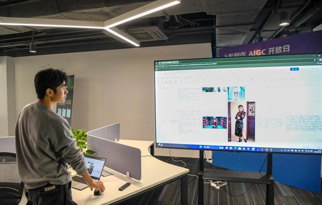 图说：工作人员在展示《灵探》的角色设定和关键词信息。摄影 陶磊（下同）