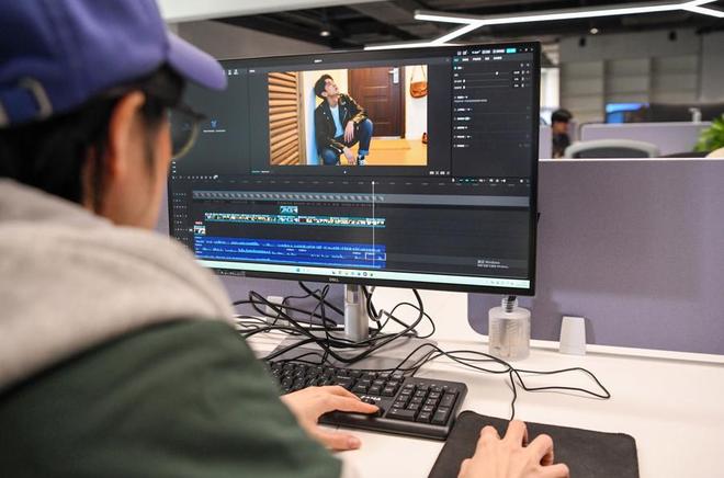 图说：创作团队在对《灵探》的画面进行编辑和剪辑。