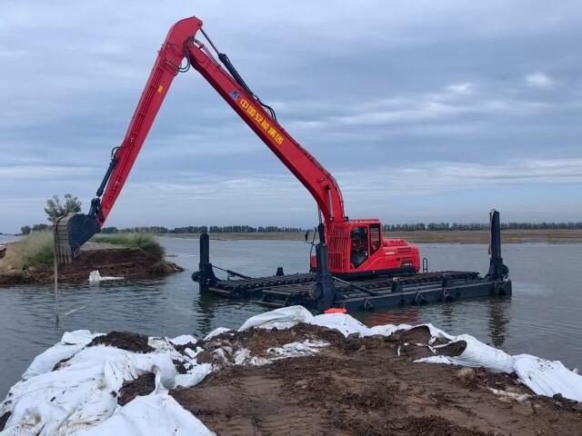 （山河智能研制的新型水陆两栖挖掘机正在作业。图源山河智能。）