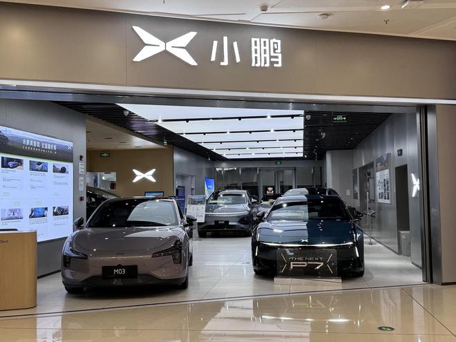 何小鹏第三次公开打赌：明年追不上FSD，智驾负责人裸奔