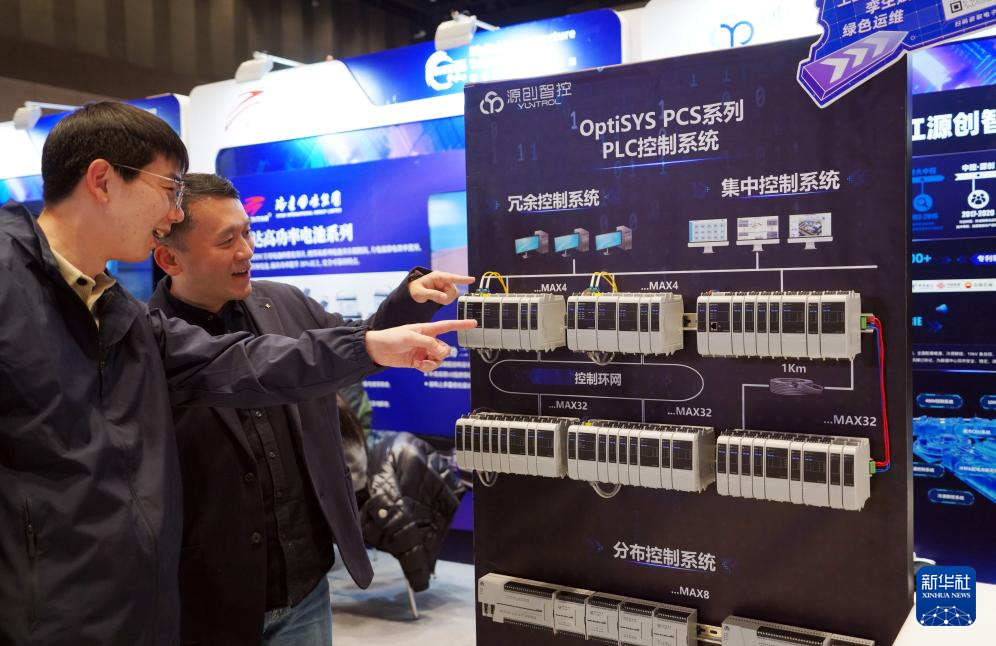 　　12月11日， 工作人员在展台上介绍展示的控制系统展品。