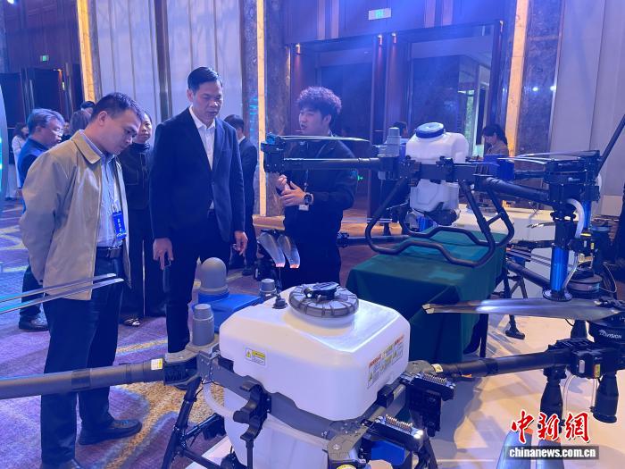 圖為百餘件前沿展品集中在柳州市產業融合發展產品展示會亮相。林馨 攝