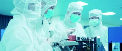 为保障产品质量，研发人员正在对设备进行检测。 企业供图