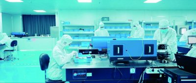 激光通信终端测试车间，研发人员正在进行优化测试。 企业供图