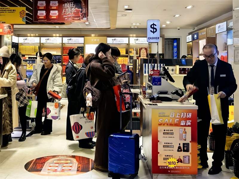 12月10日，上海浦东国际机场T1航站楼日上免税店内顾客正在购买免税商品。新京报贝壳财经记者俞金旻 摄