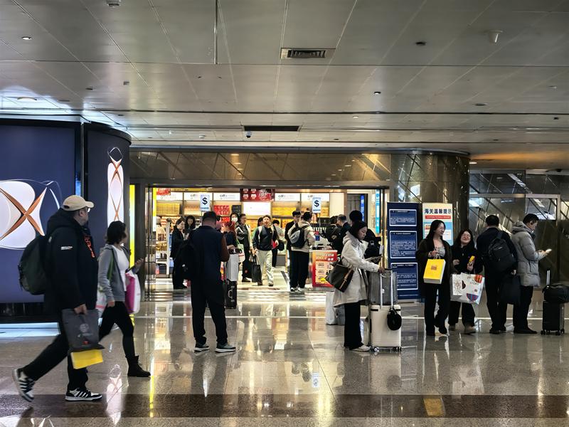12月10日，上海浦东国际机场T1航站楼日上免税店位于到达通道两侧。新京报贝壳财经记者俞金旻 摄