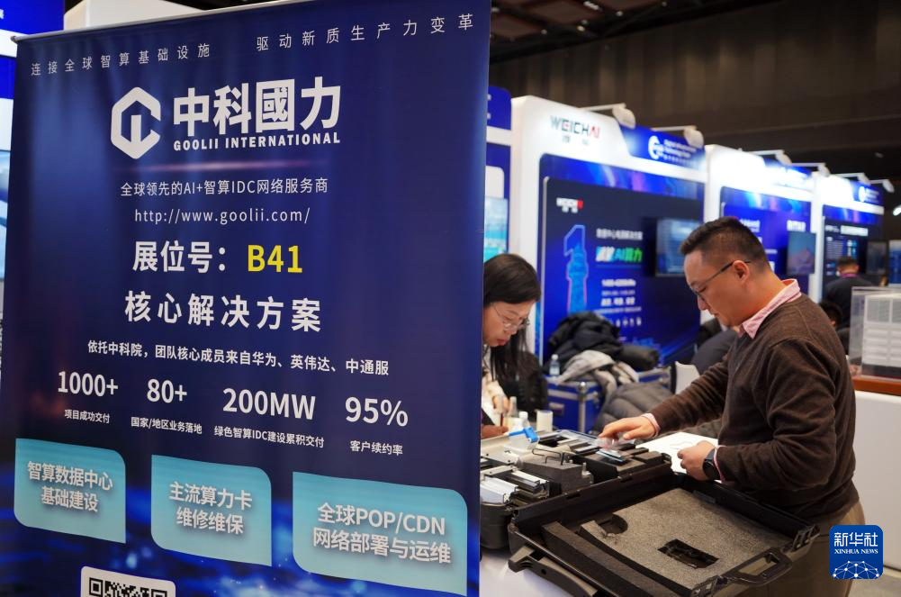 　　12月11日， 工作人员在展台摆设展品。