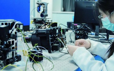 星间激光通信的装调车间里，英田光学技术人员正在装调设备。 企业供图