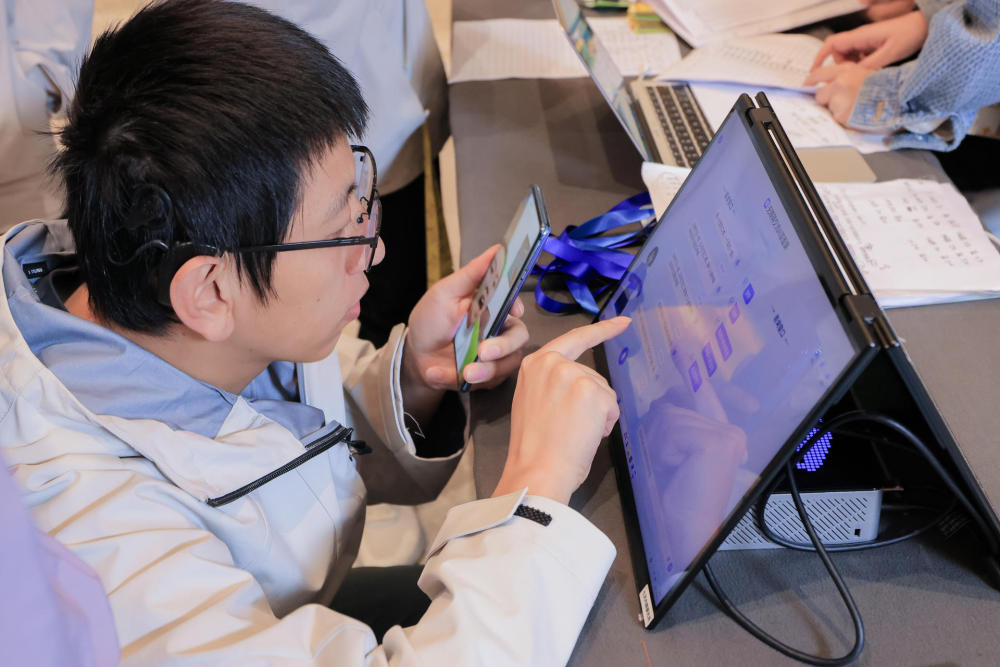 △一名残疾人在使用科大讯飞研发的无障碍交流系统