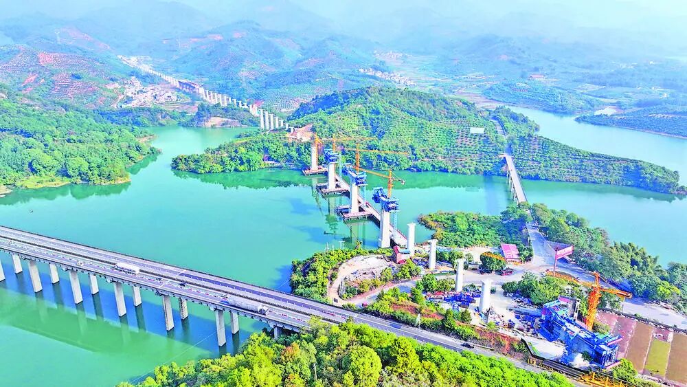 　　建设中的那蒙澄碧河特大桥。□陆军安 摄