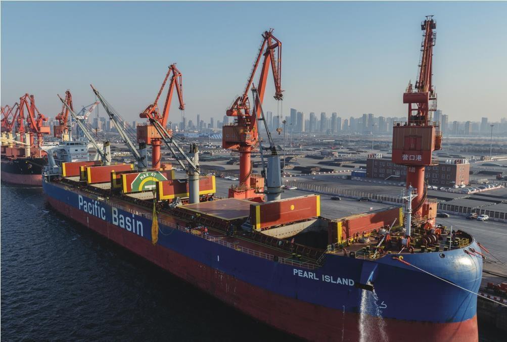 12月10日，中国香港籍“珍珠岛”轮在辽宁边检总站营口鲅鱼圈边检站的保障下，顺利完成2.15万吨钢材的装船任务。马健 摄