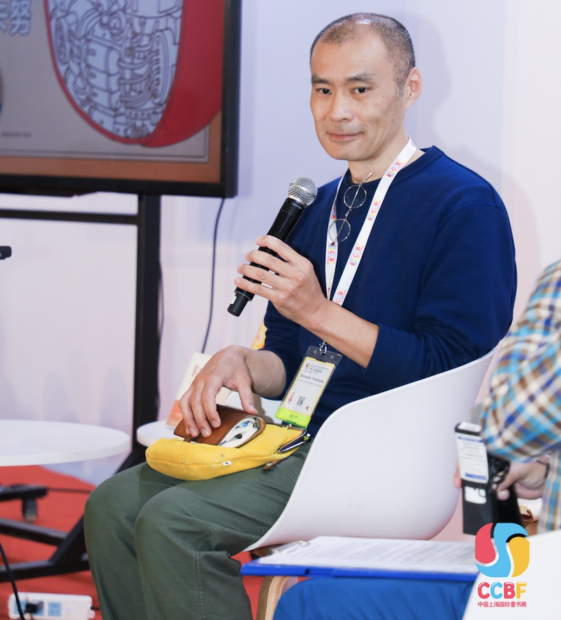 吉竹伸介在2025年上海国际童书展做分享活动。图源：上海国际童书展。