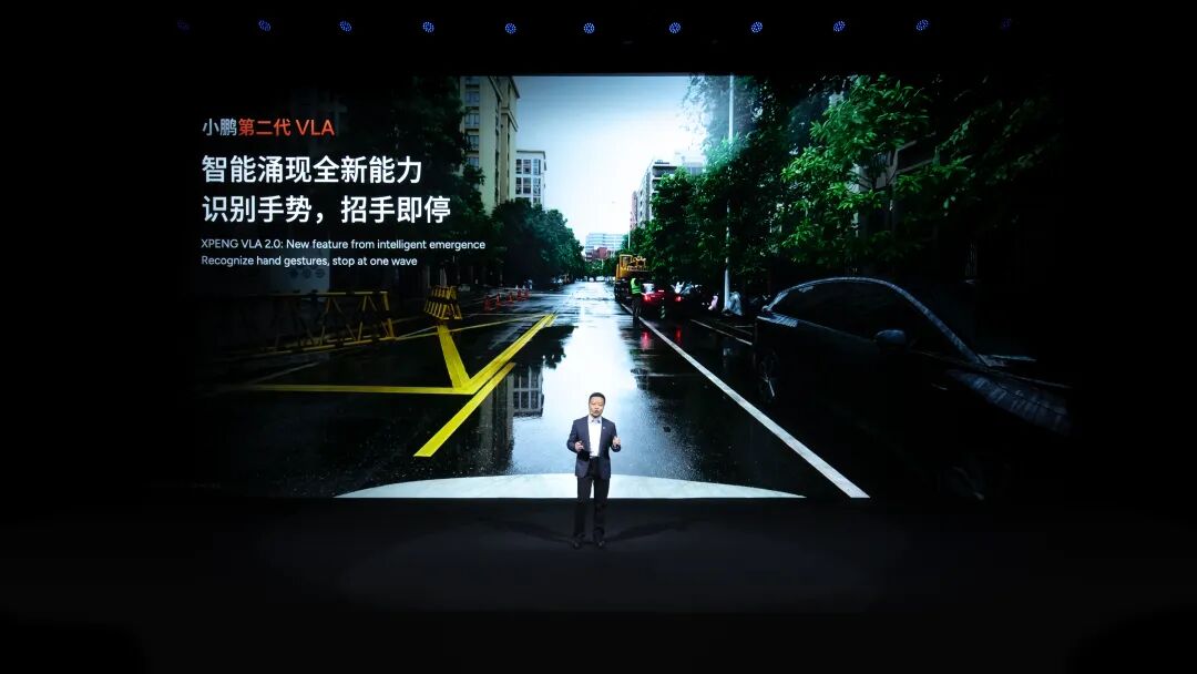 小鹏理想激辩VLA，谁裸奔，谁豪赌？