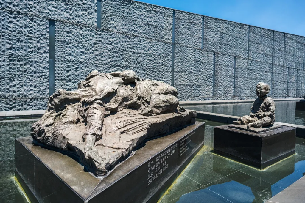 侵華日軍南京大屠殺遇難同胞紀念館雕塑《最後一滴奶》