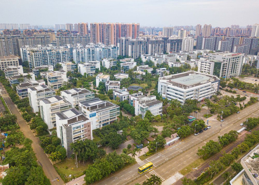 　　↑ 在海南澄迈拍摄的海南自贸港重点园区——海南生态软件园（无人机照片，11月23日摄）。