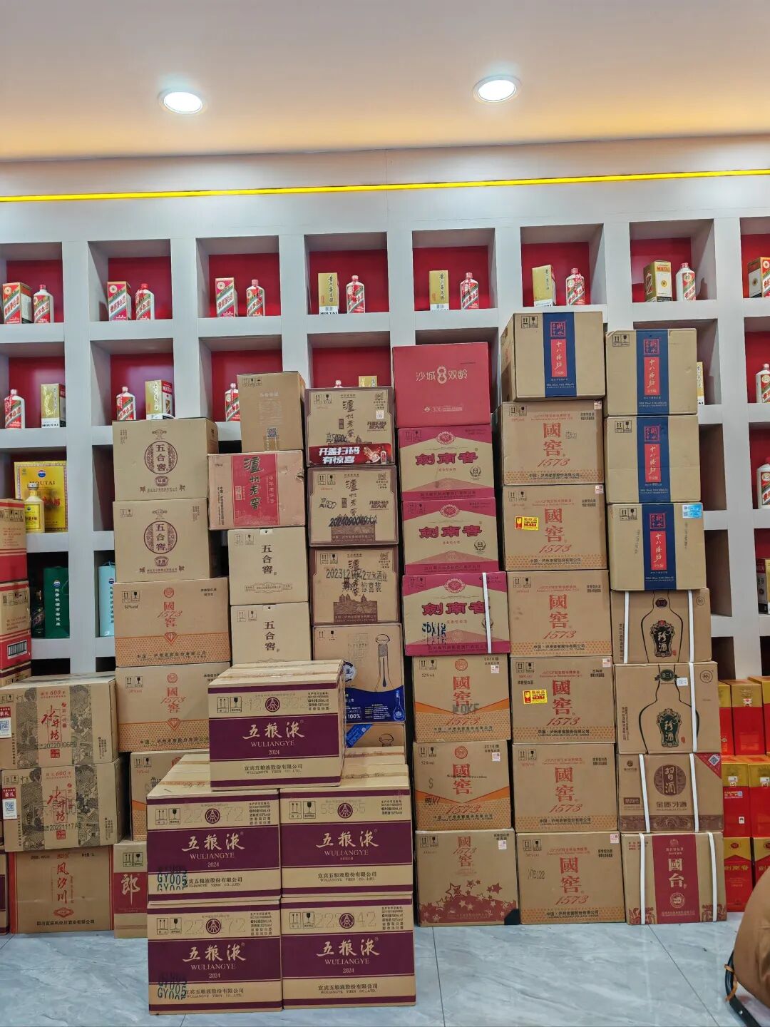 年轻人集体戒酒,让“老登”酒企的天快塌了