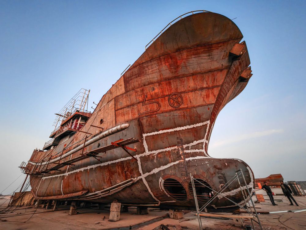 　　↑ 在海南自贸港重点园区——临高金牌港开发区拍摄的一家船舶修造企业（11月22日摄）。
