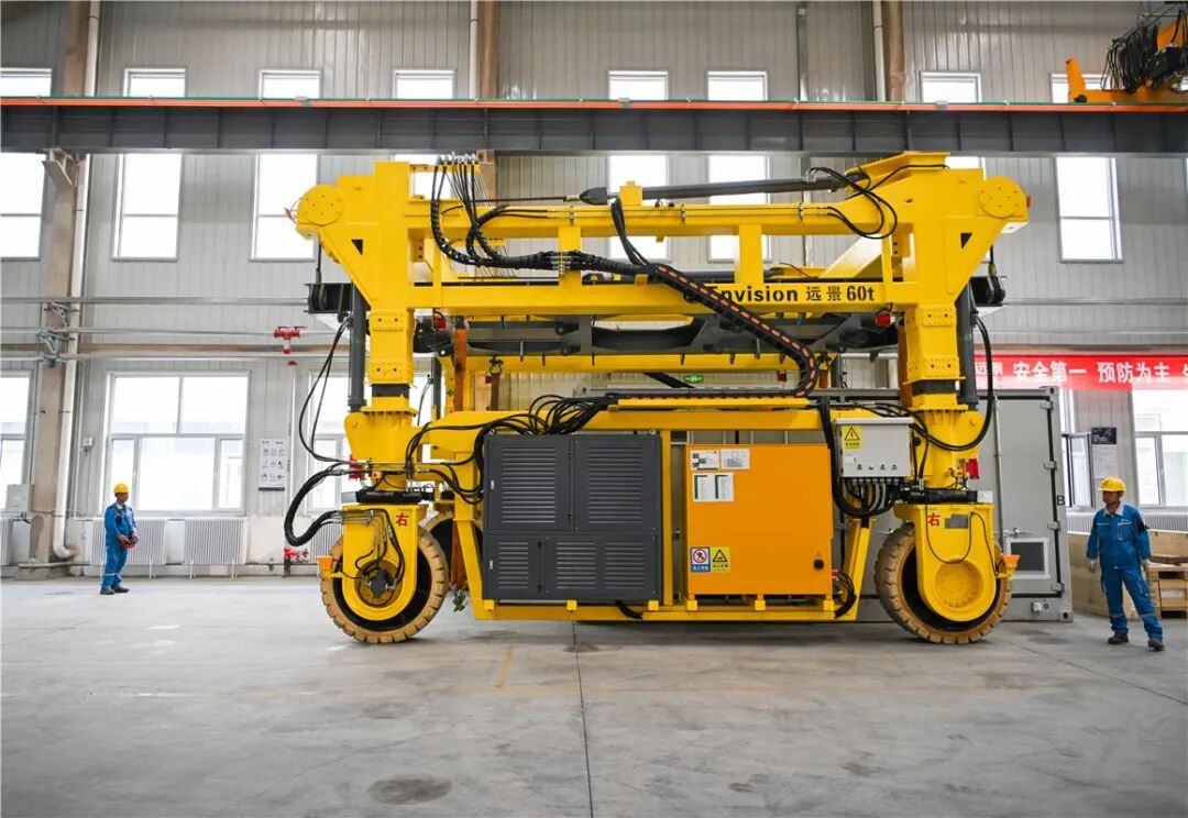 　工人在车间忙碌。