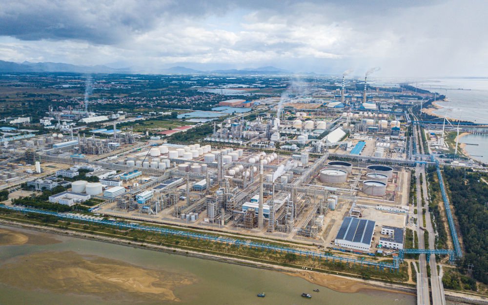 　　↑ 海南自贸港重点园区——东方临港产业园（无人机照片，11月7日摄）。