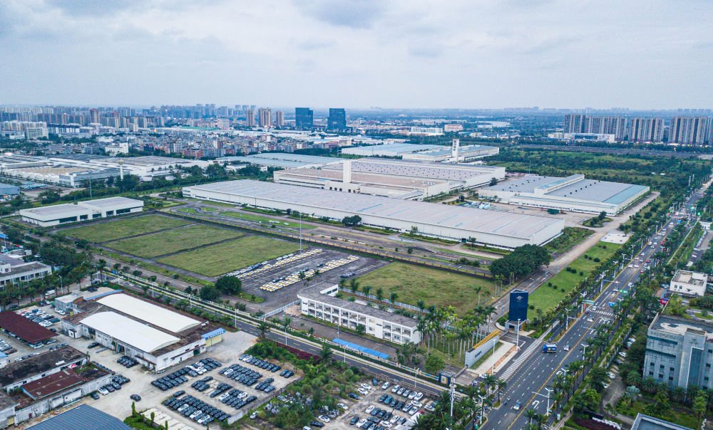 　　↑ 在海南自贸港重点园区——海口国家高新技术产业开发区拍摄的海马工业园（无人机照片，11月14日摄）。