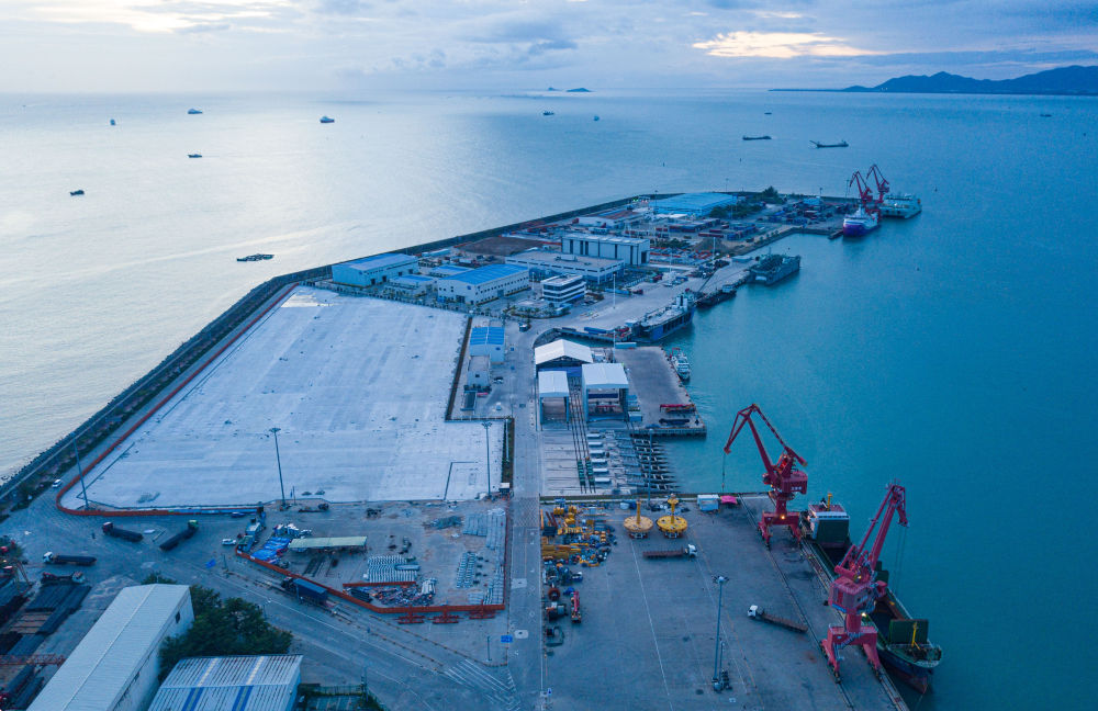 　　↑ 在海南自贸港重点园区——三亚崖州湾科技城拍摄的南山港（无人机照片，10月30日摄）。