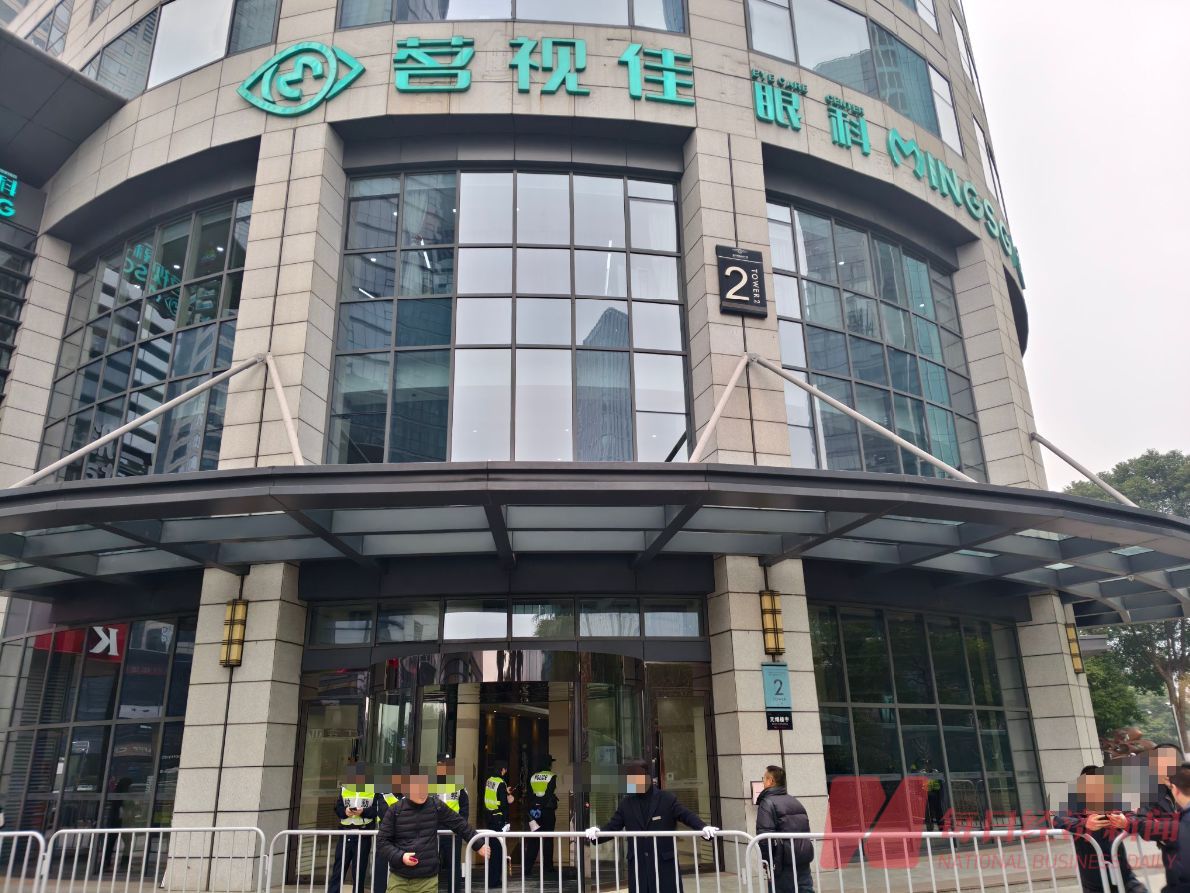 12月7日，浙金中心楼下聚集了不少投资者 图片来源：每经记者 黄鑫磊 摄 