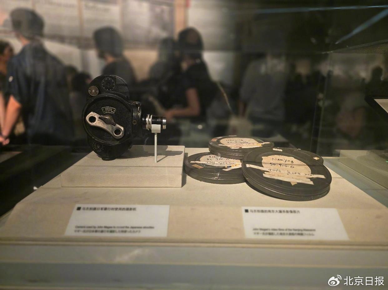 △约翰·马吉拍摄纪录片使用的摄影机和部分胶卷 图源央视新闻