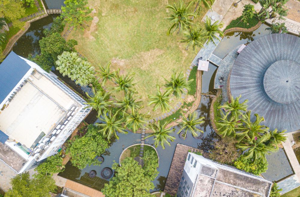 　　↑ 在海南澄迈拍摄的海南自贸港重点园区——海南生态软件园景色（无人机照片，11月23日摄）。