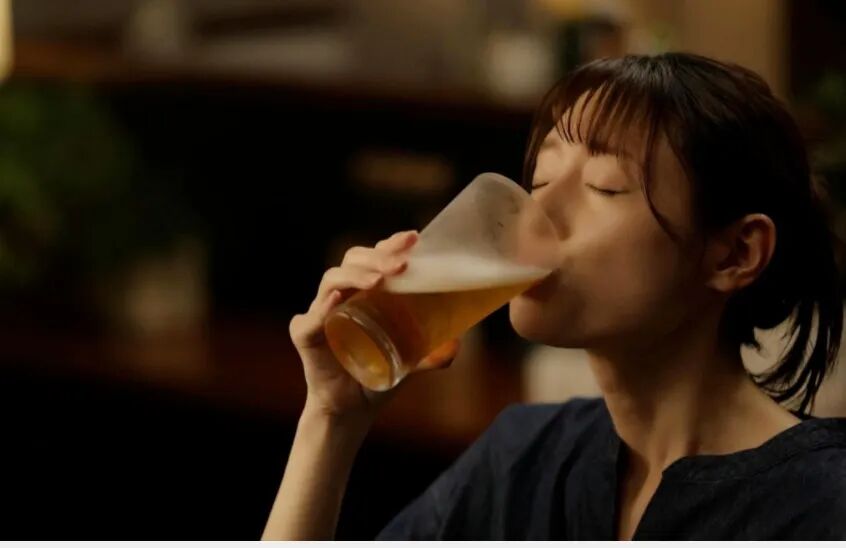 年轻人集体戒酒,让“老登”酒企的天快塌了