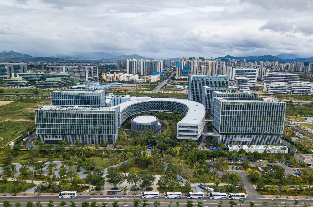 　　↑ 在海南自贸港重点园区——三亚崖州湾科技城拍摄的深海科技创新公共平台（无人机照片，10月30日摄）。