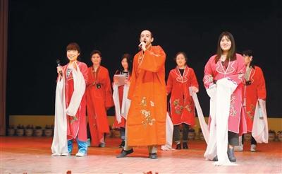 馬天宇（中）和學生一起用法語呈現中國古典文學。