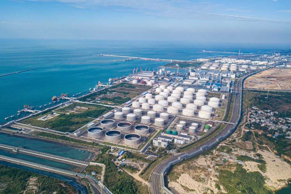 　　↑ 在海南自贸港重点园区——洋浦经济开发区拍摄的石化功能区（无人机照片，11月21日摄）。