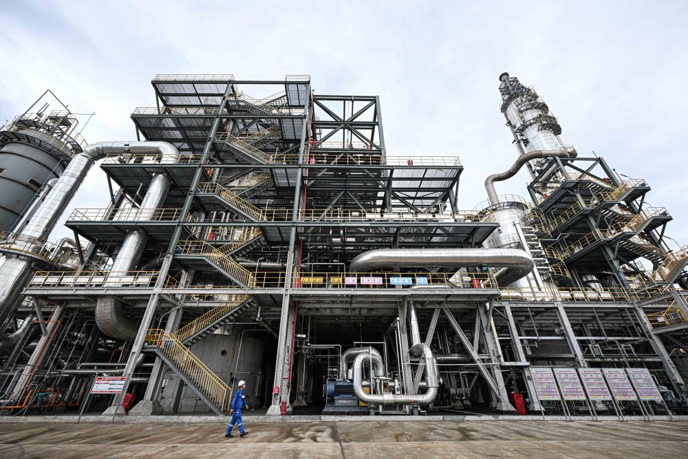 　　↑ 在海南自贸港重点园区——东方临港产业园拍摄的中海油富岛（海南）化工有限公司丙烯腈联合装置（11月7日摄）。