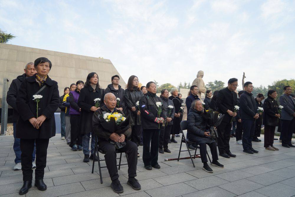 11月30日，南京大屠殺倖存者夏淑琴、劉民生帶著家人參加南京大屠殺死難者家庭祭告活動。新華社記者劉臻睿攝