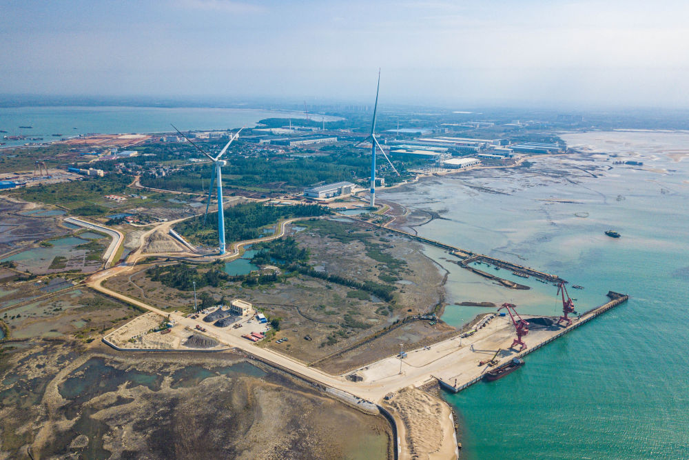 　　↑ 在海南自贸港重点园区——临高金牌港开发区拍摄的金牌港东作业区西码头（无人机照片，11月22日摄）。