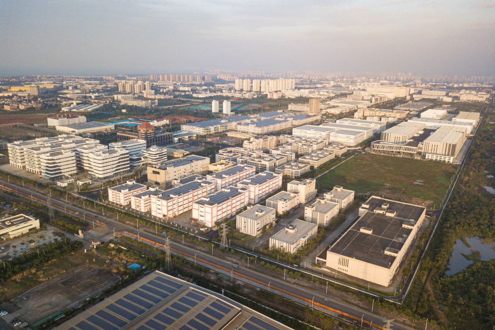 　　↑ 在海南澄迈拍摄的海南自贸港重点园区——海口综合保税区（无人机照片，11月23日摄）。