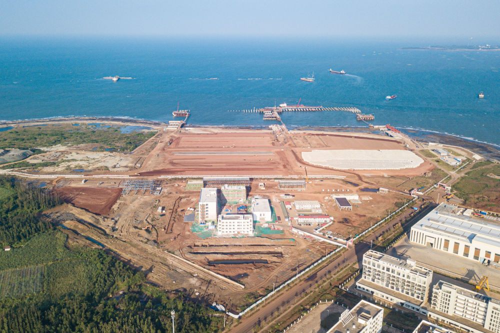 　　↑ 在海南自贸港重点园区——临高金牌港开发区拍摄的建设中的金牌港项目（无人机照片，11月22日摄）。
