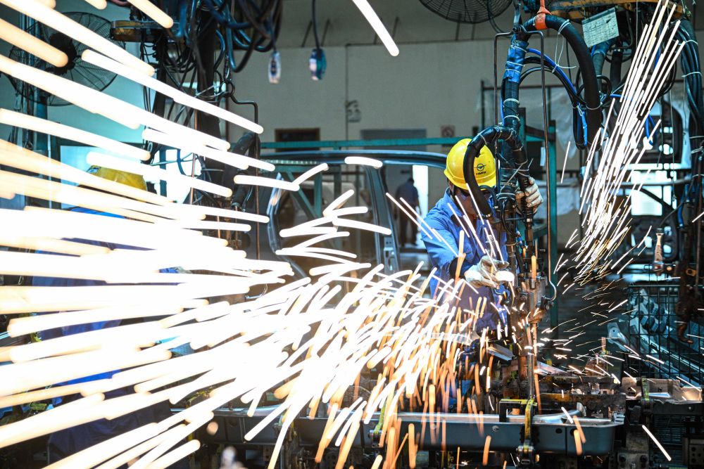 　　↑ 工人在海南自贸港重点园区——海口国家高新技术产业开发区海马工业园焊装车间作业（11月14日摄）。